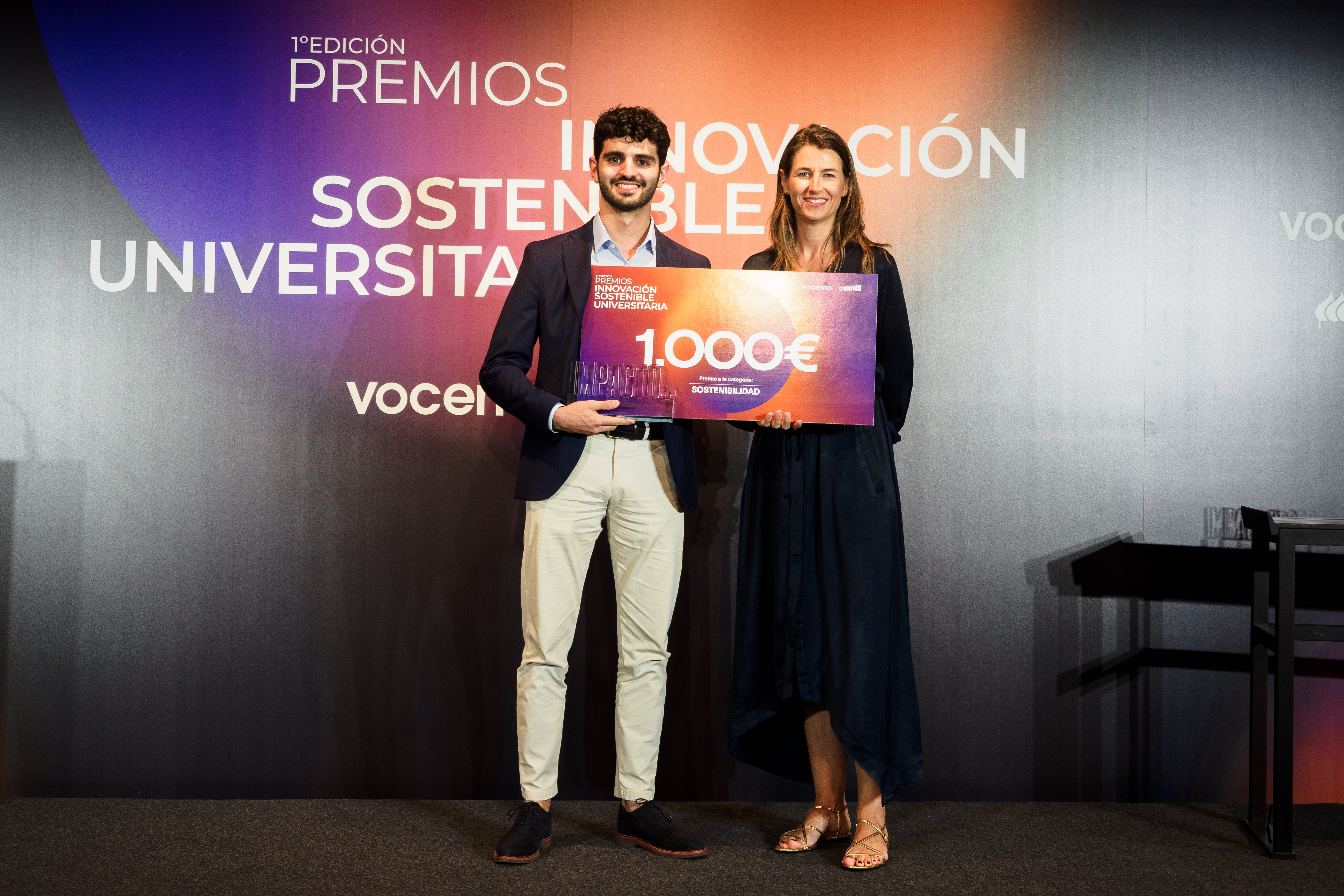 Mariana Ramonell, directora de sostenibilidad de Vocento, hace entrega del premio en la categoría de Sostenibilidad a Miguel Iglesias Molino, estudiante de la Universidad Carlos III, por su trabajo fin de grado.