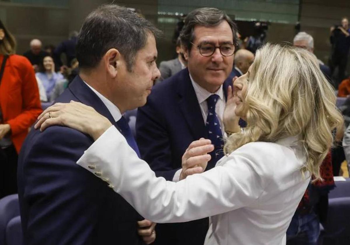 Yolanda Díaz (c) saluda al presidente del CEOE, Antonio Garamendi (d), y al presidente de la Cepyme, Gerardo Cuerva (i).