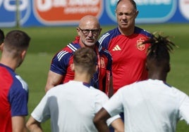 El seleccionador Luis de la Fuente dirige un entrenamiento del combinado español