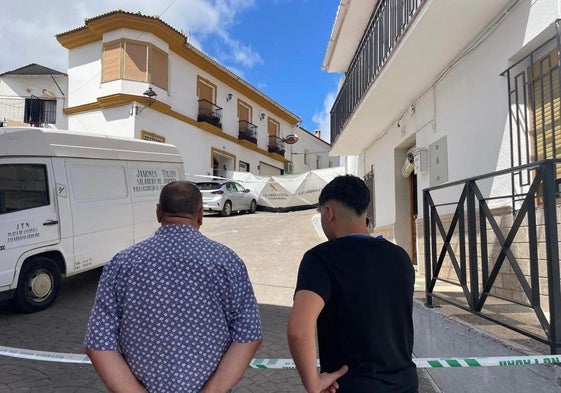 Vecinos de Zafarraya ante el cordón de la Guardia Civil que impide el paso al lugar del crimen.