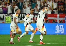 Havertz celebra con Raum y Musiala el primero de los goles con los que Alemania tumbó a Dinamarca.