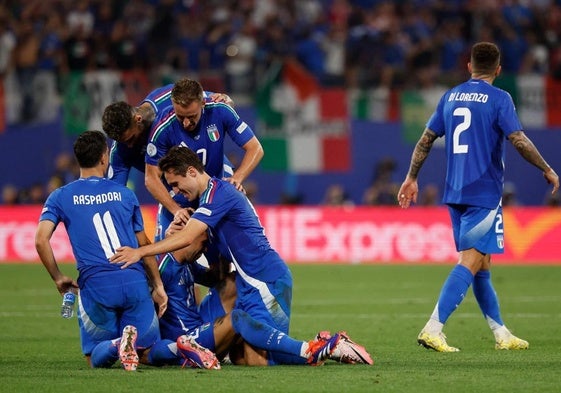 Los italianos celebran el decisivo y postrero gol de Mattia Zaccagni a Croacia.