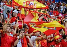 Seguidores españoles animan a la selección ante Albania en Düsseldorf.