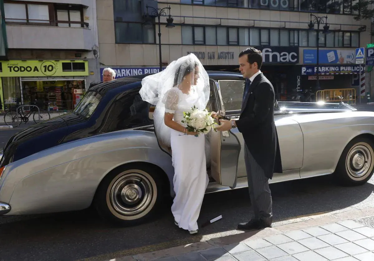 La novia, Natalia Santos, llega a la iglesia.