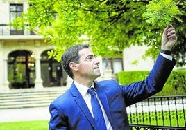 El lehendakari Imanol Pradales, en los jardínes del Palacio de Ajuria Enea.