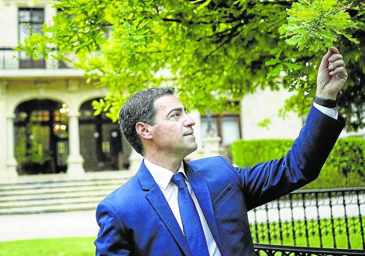 El lehendakari Imanol Pradales, en los jardínes del Palacio de Ajuria Enea.