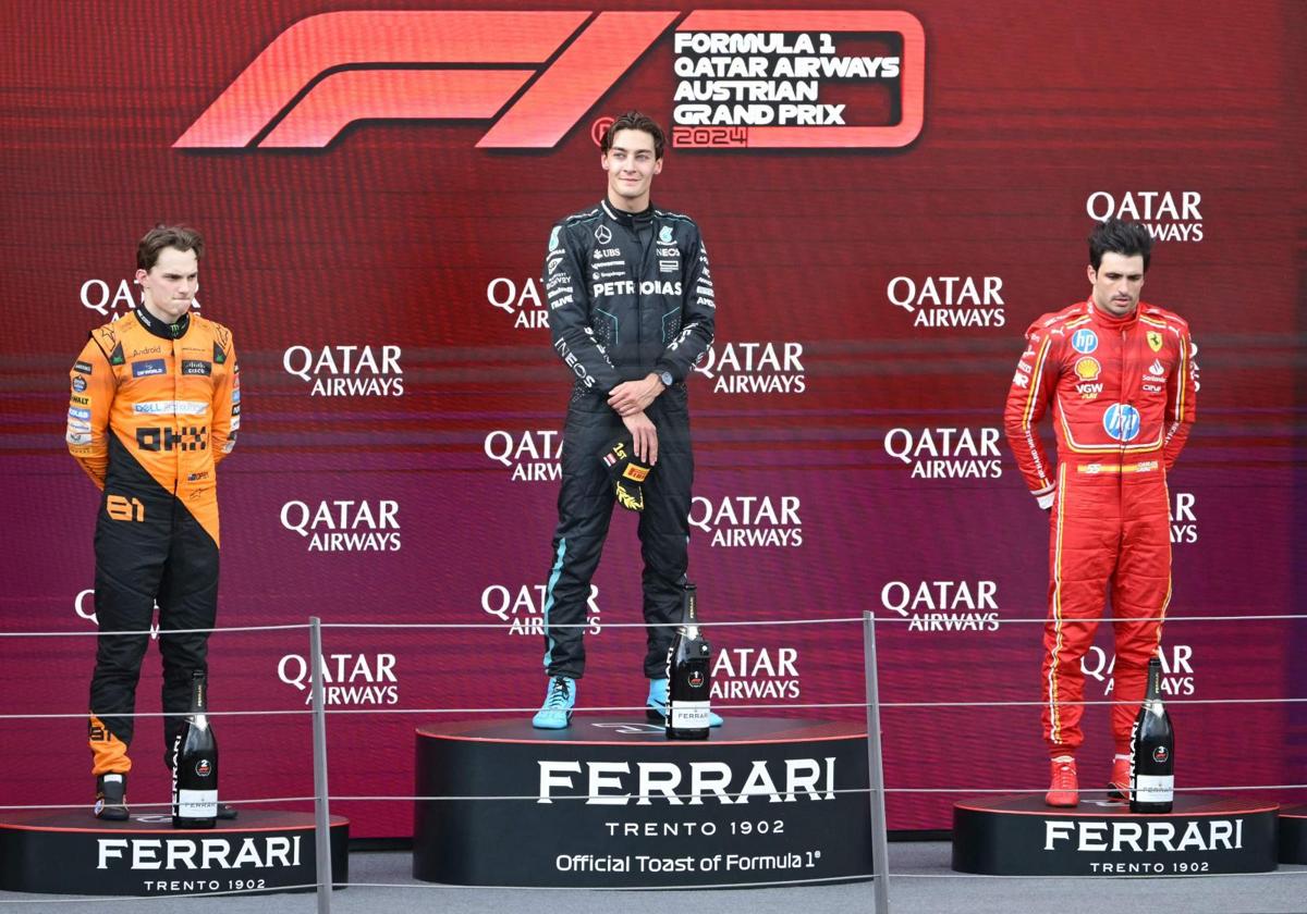 Oscar Piastri (segundo), George Russell (primero) y Carlos Sainz (tercero), en el podio.