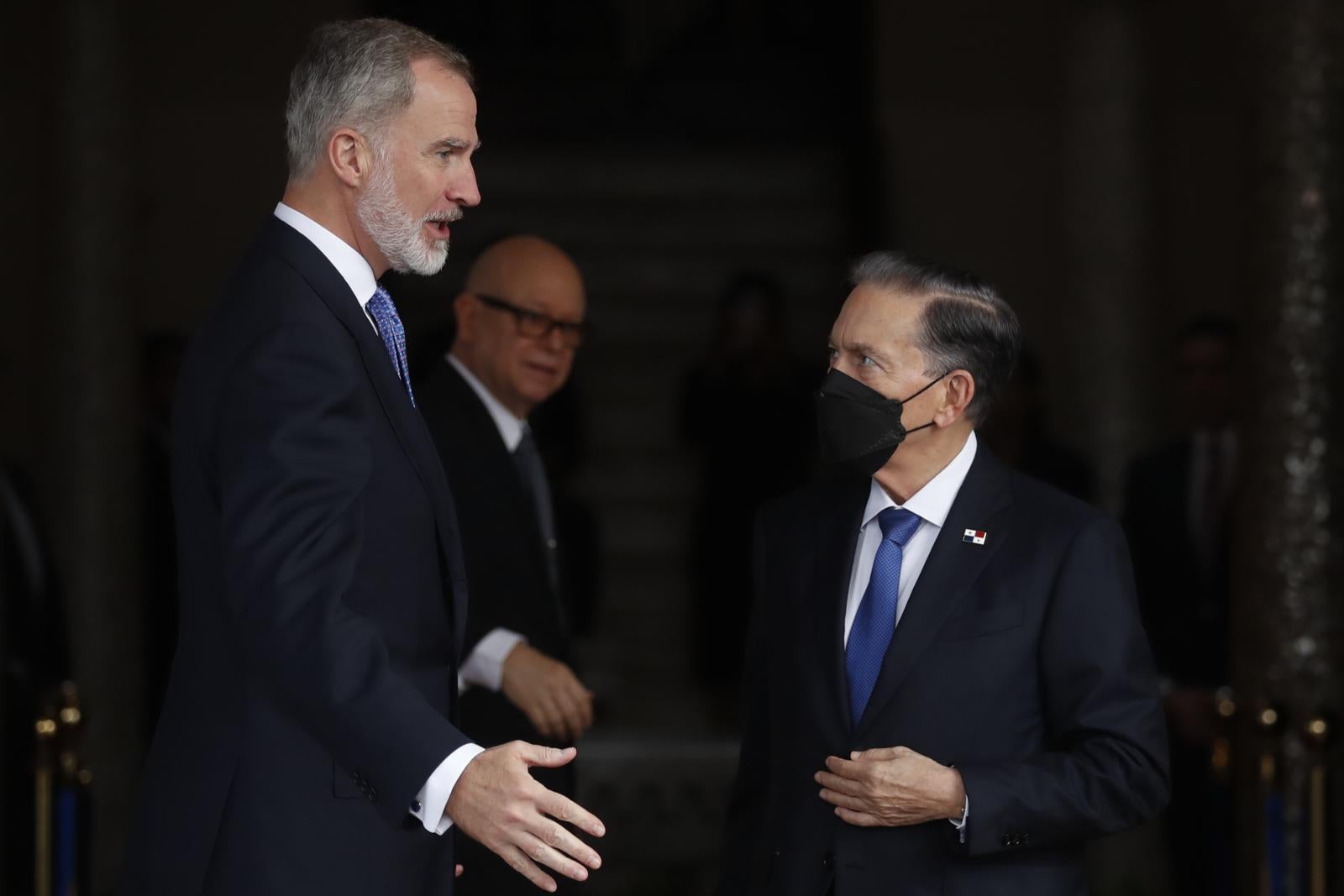 Felipe VI conversa con el presidente saliente, Laurentino Cortizo.