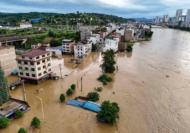 Una vista aérea de edificios inundados por la crecoida del río Wuyang, en la región de Guizhou.