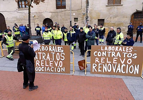 Manifestación de trabajadores reclamando más contratos relevo.