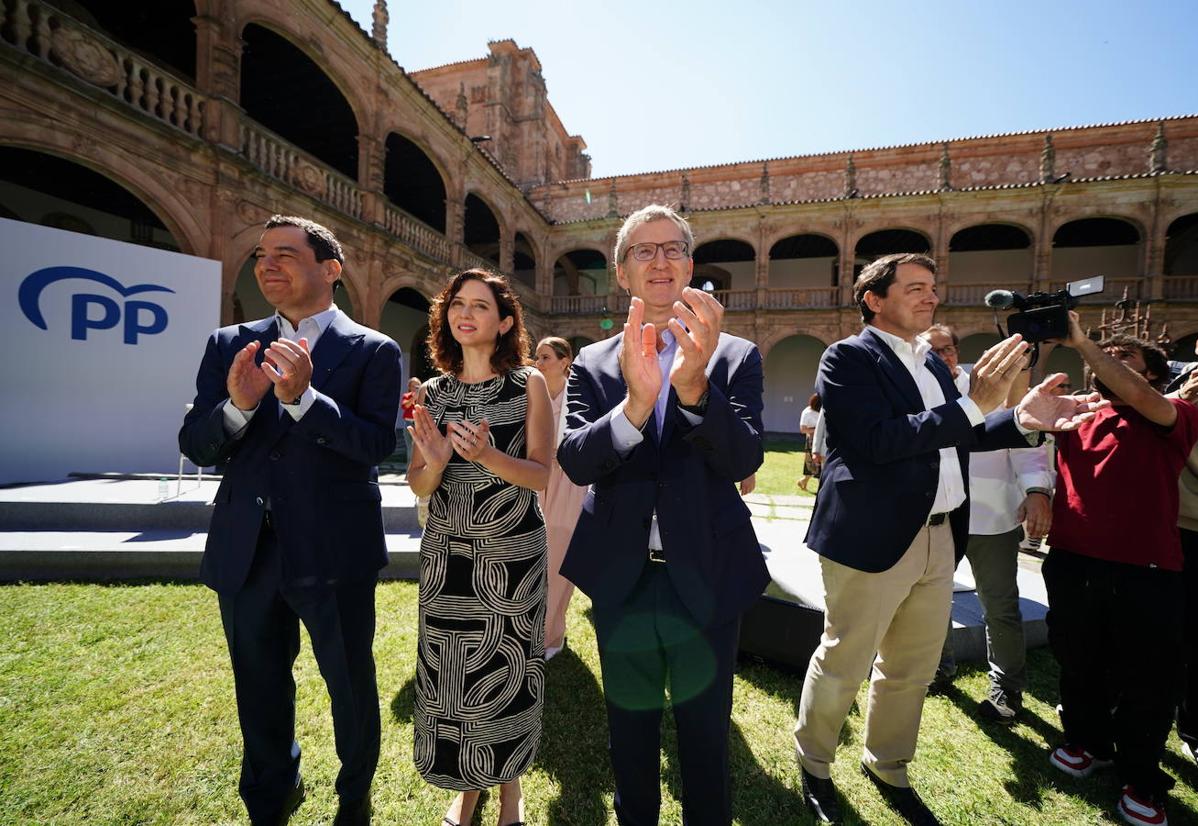 El presidente de la Junta de Andalucía, Juanma Moreno; la presidenta de la Comunidad de Madrid, Isabel Díaz Ayuso; el presidente del Partido Popular, Alberto Núñez Feijóo, y el presidente de la Junta de Castilla y León, Alfonso Fernández Mañueco en un acto por la Ebau común en Salamanca