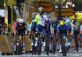 Girmay se impone al sprint y Carapaz arrebata a Pogacar el maillot amarillo