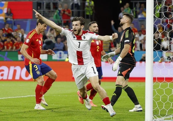 Khvicha Kvaratskhelia celebrando el gol ante España