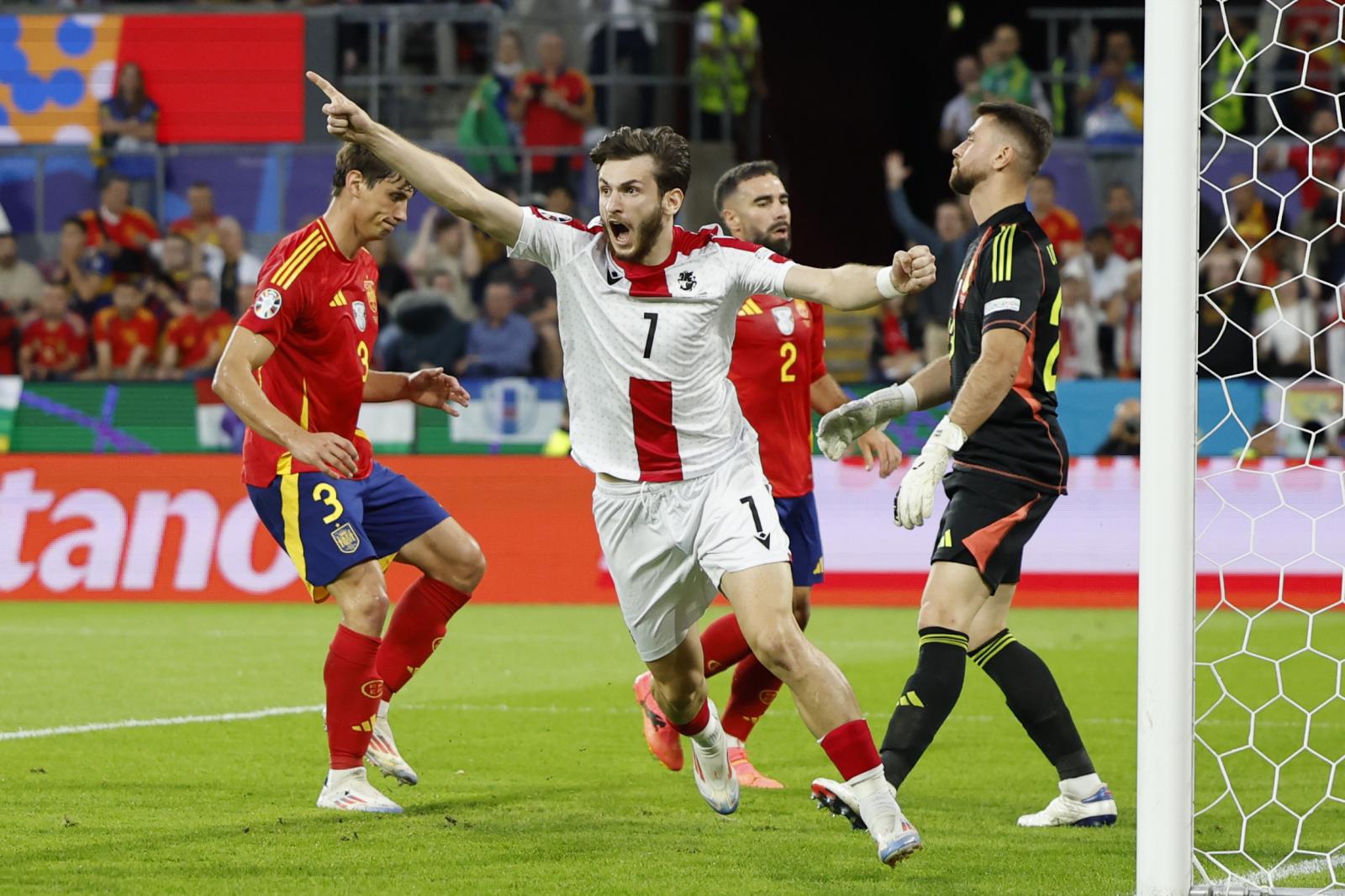 Khvicha Kvaratskhelia celebrando el gol ante España