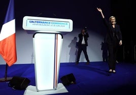 Marine Le Pen, eufórica, saluda a sus seguidores al celebrar la victoria de su formación.