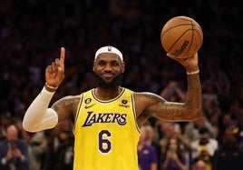 LeBron James celebrando el record de puntos en la NBA