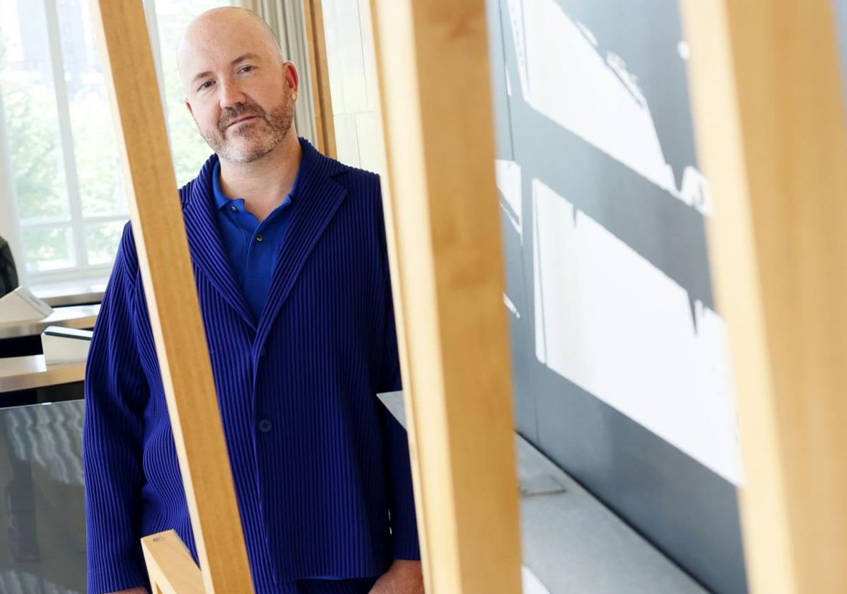 El director del Museo Reina Sofía, Manuel Segade, junto a una obra de Txomin Badiola.