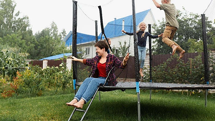 Pásalo en grande al aire libre con estos juegos y juguetes para toda la familia