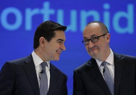 Carlos Torres, presidente de BBVA, junto a ONur Genç, consejero delegado del banco.