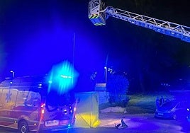 Los Bomberos y el Samur, esta madrugada, en el lugar de los hechos