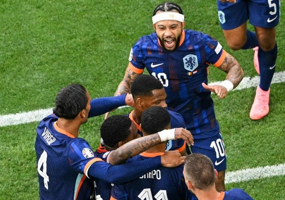 Los jugadores de Países Bajos celebran el gol de Cody Gakpo que encarriló el duelo ante Rumanía.