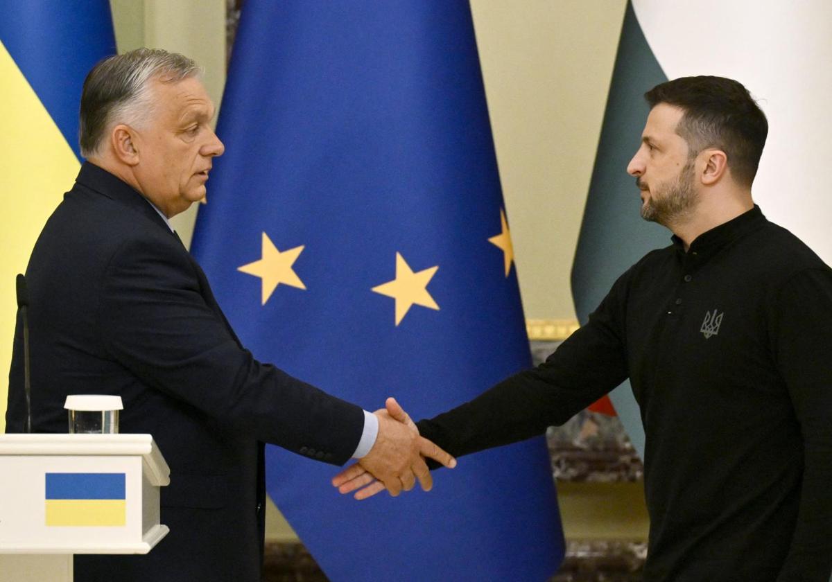 El primer ministro de Hungría, Viktor Orbán, saluda al presidente ucraniano, Volodímir Zelenski, durante su visita este miércoles a Kiev.