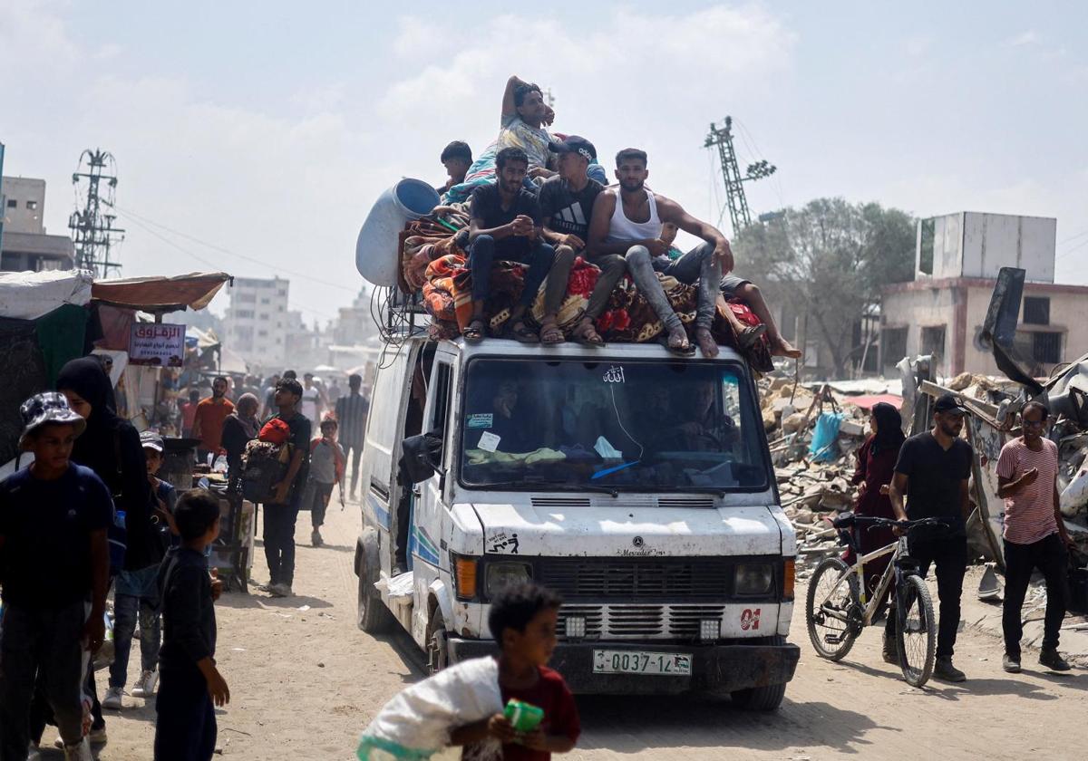 Familias palestinas abandonan sus hogares en Khan Younis por los ataques israelíes.