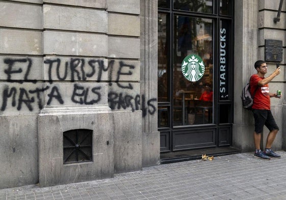 Pintada en Barcelona contra el turismo masivo.