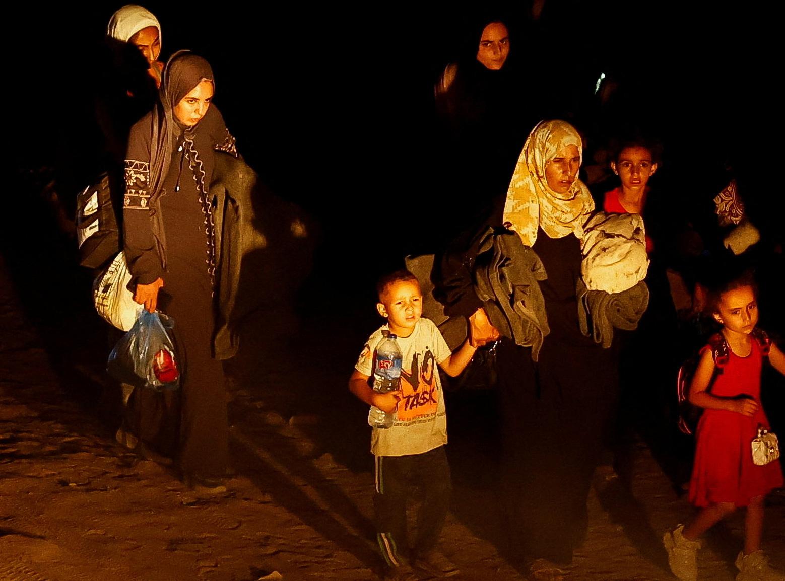 Imagen secundaria 1 - Un paciente es trasladado del Hospital Europeo tras la orden de evacuación hebrea, que ha forzado el éxodo de una multitud de palestinos.