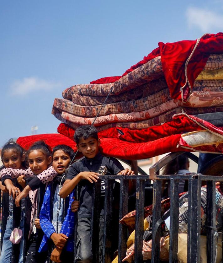 Imagen secundaria 2 - Un paciente es trasladado del Hospital Europeo tras la orden de evacuación hebrea, que ha forzado el éxodo de una multitud de palestinos.