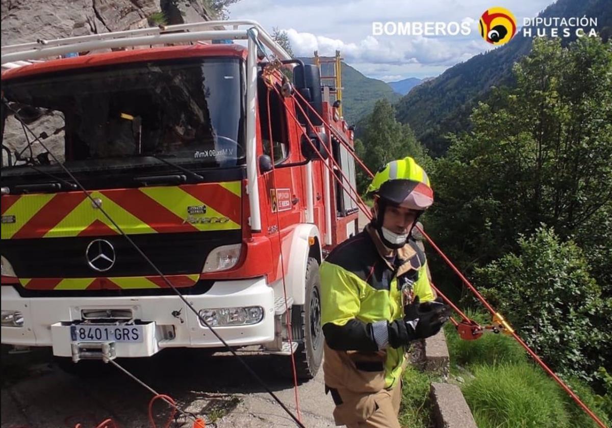 Los bomberos trabajando en la zona.