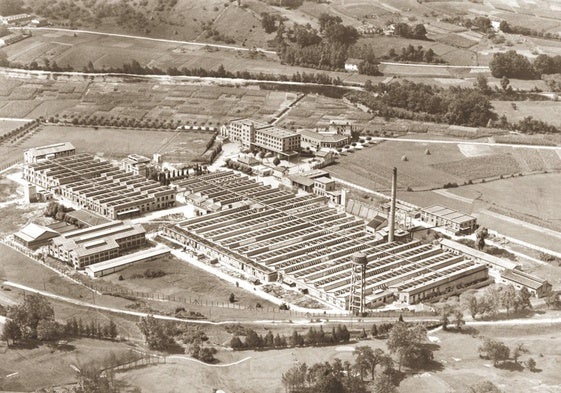 Foto histórica de la primera fábrica de Michelin en España