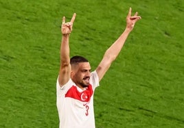 Merih Demiral celebra su segundo gol a Austria con el polémico gesto investigado.