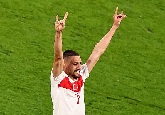 Merih Demiral celebra su segundo gol a Austria con el polémico gesto investigado.
