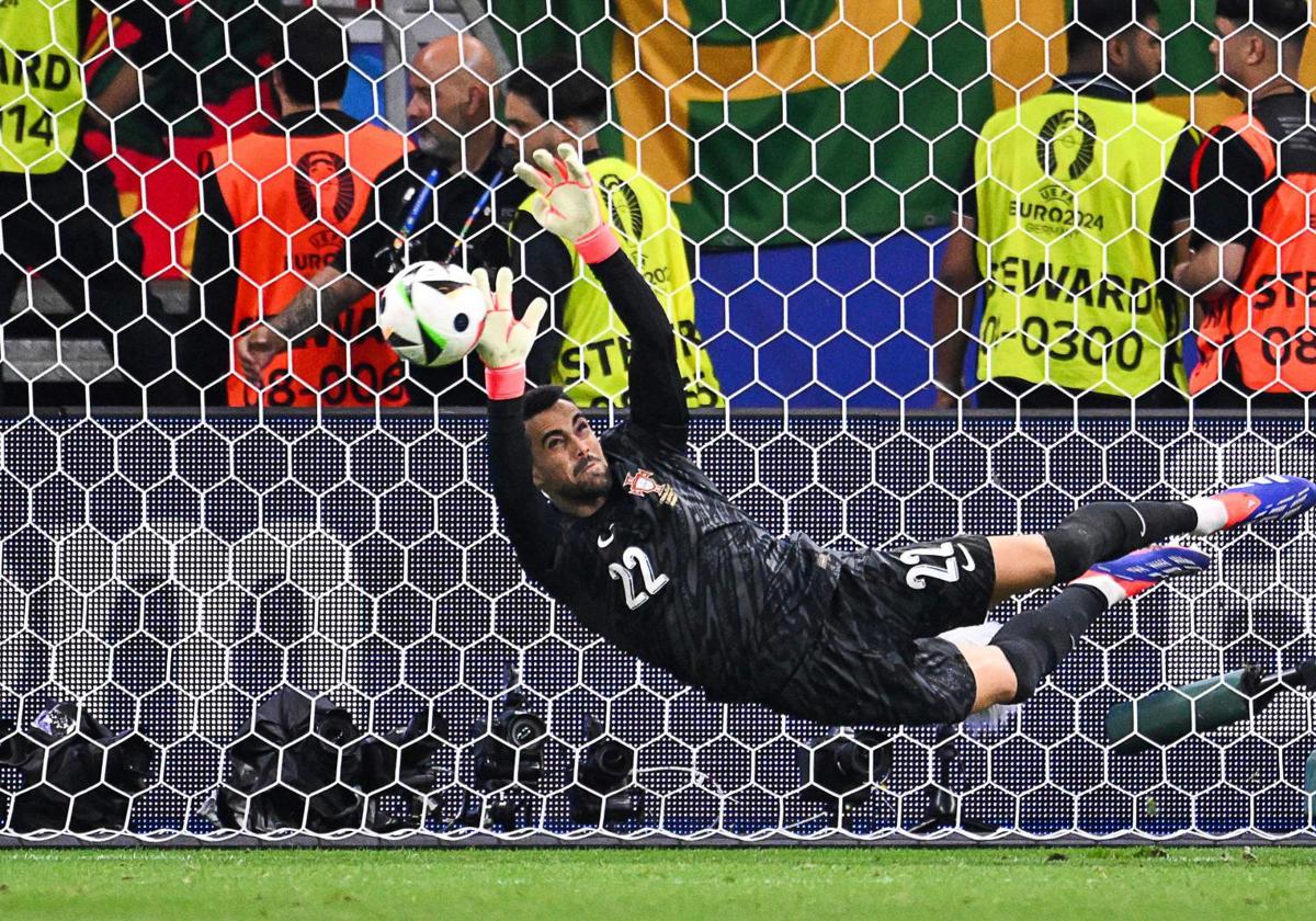 Diogo Costa detuvo tres penaltis en la tanda ante Eslovenia que metió a Portugal en cuartos de la Eurocopa.