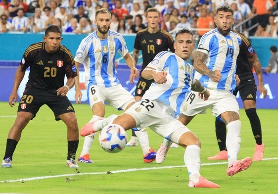 Lautaro Martínez, anotando un gol contra Perú en la Copa América 2024.