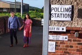 Rishi Sunak llegan a su colegio electoral en New Yorkshire para depositar su voto.