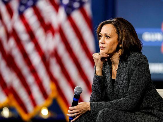 Kamala Harris aguarda su momento de pronunciar un discurso en un mitin demócrata.