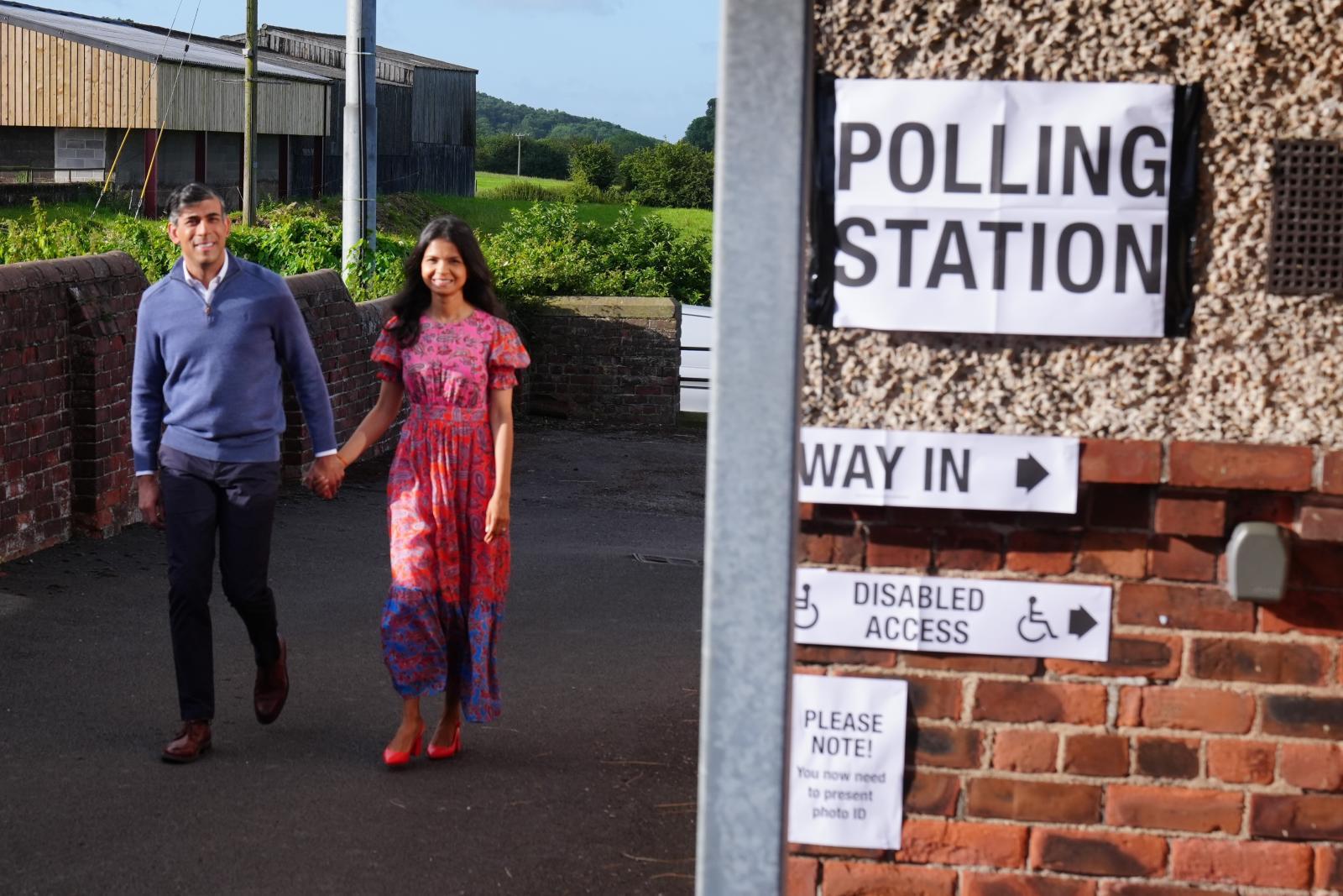 Rishi Sunak y su esposa llegan a su colegio electoral en New Yorkshire para depositar su voto.