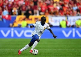 N´Golo Kanté conduce el balón durante el Francia-Bélgica.