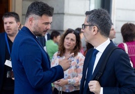 El portavoz de ERC,Gabriel Rufián, y el minsitro de Justicia, Félix Bolaños, charlan en el patio del Congreso a la salida del pleno.