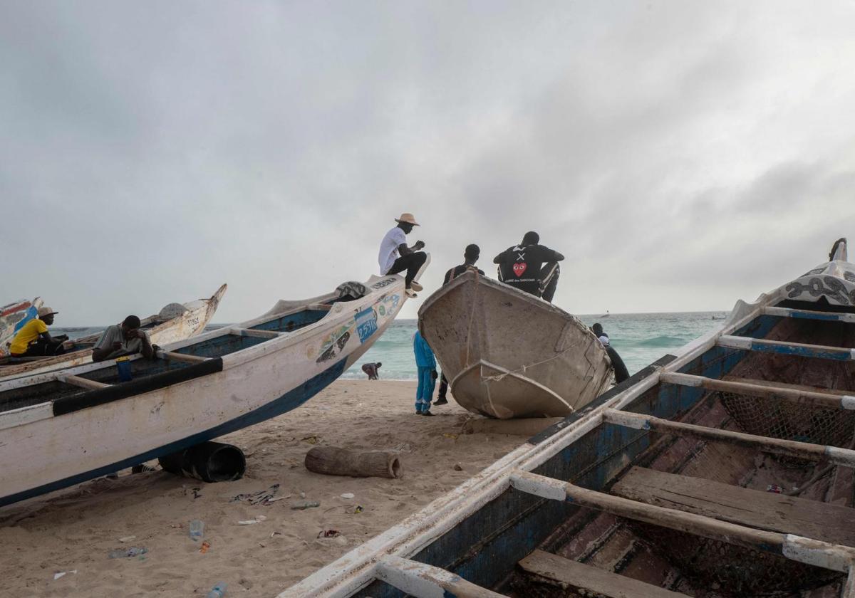 Un grupo de pescadores espera la llegada de los grupos de rescate en una playa de Mauritania.