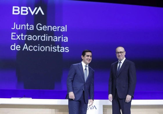 El presidente de BBVA, Carlos Torres, junto al consejero delegado, Onur Genç, momentos antes de iniciarse la junta de accionistas que ha respaldado la opa