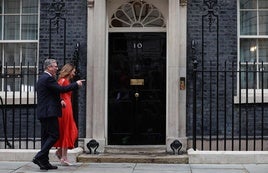 Keir Starmer y Victoria, su mujer, llegan a su nueva residencia en el 10 de Downing Street.