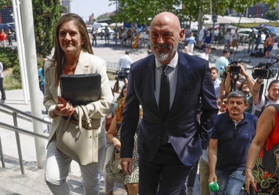 El rector de la Complutense, Joaquín Goyache, entra en los juzgados para declarar como testigo.