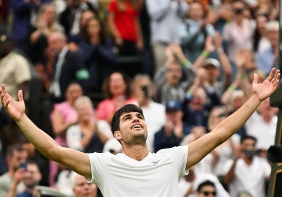 Carlos Alcaraz celebra su sufrida victoria ante Tiafoe.