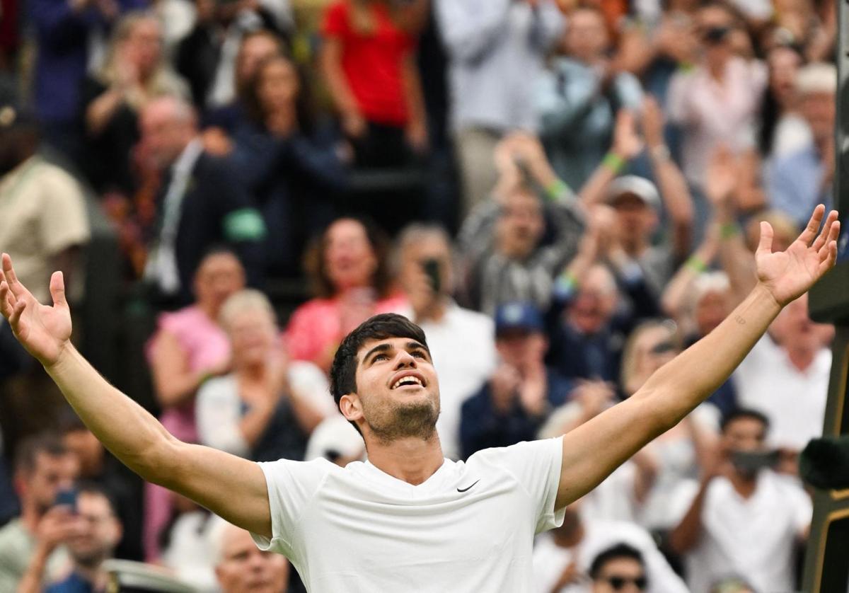 Carlos Alcaraz celebra su sufrida victoria ante Tiafoe.