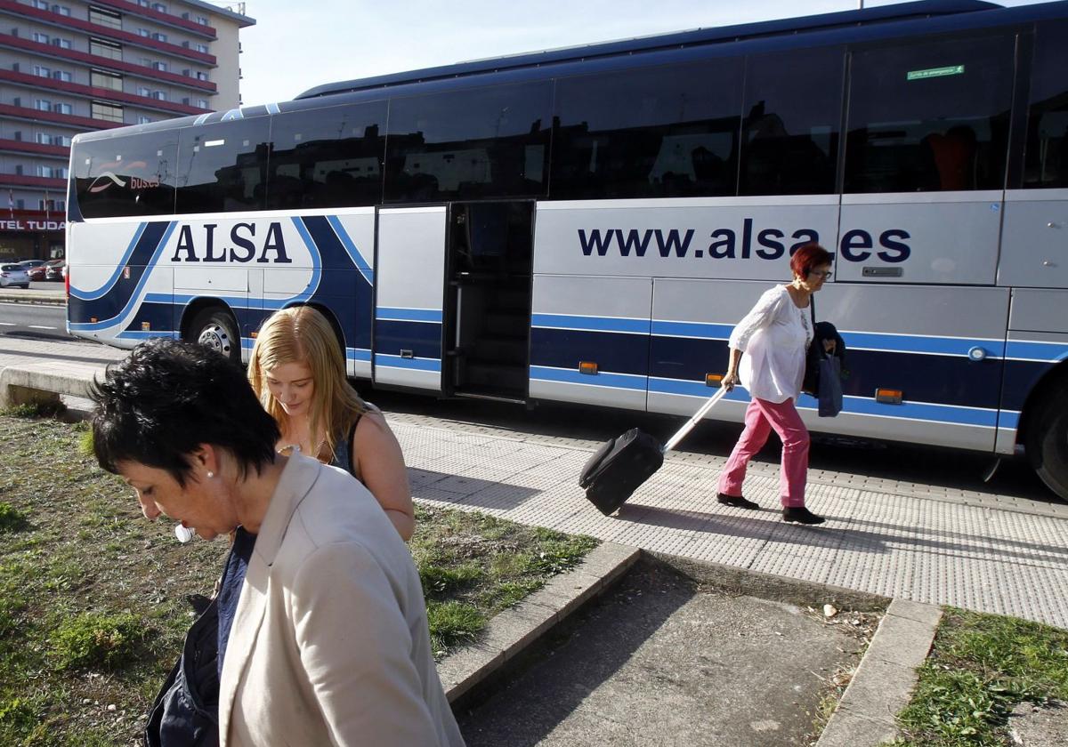 Un autobús de Alsa realizando una parada.