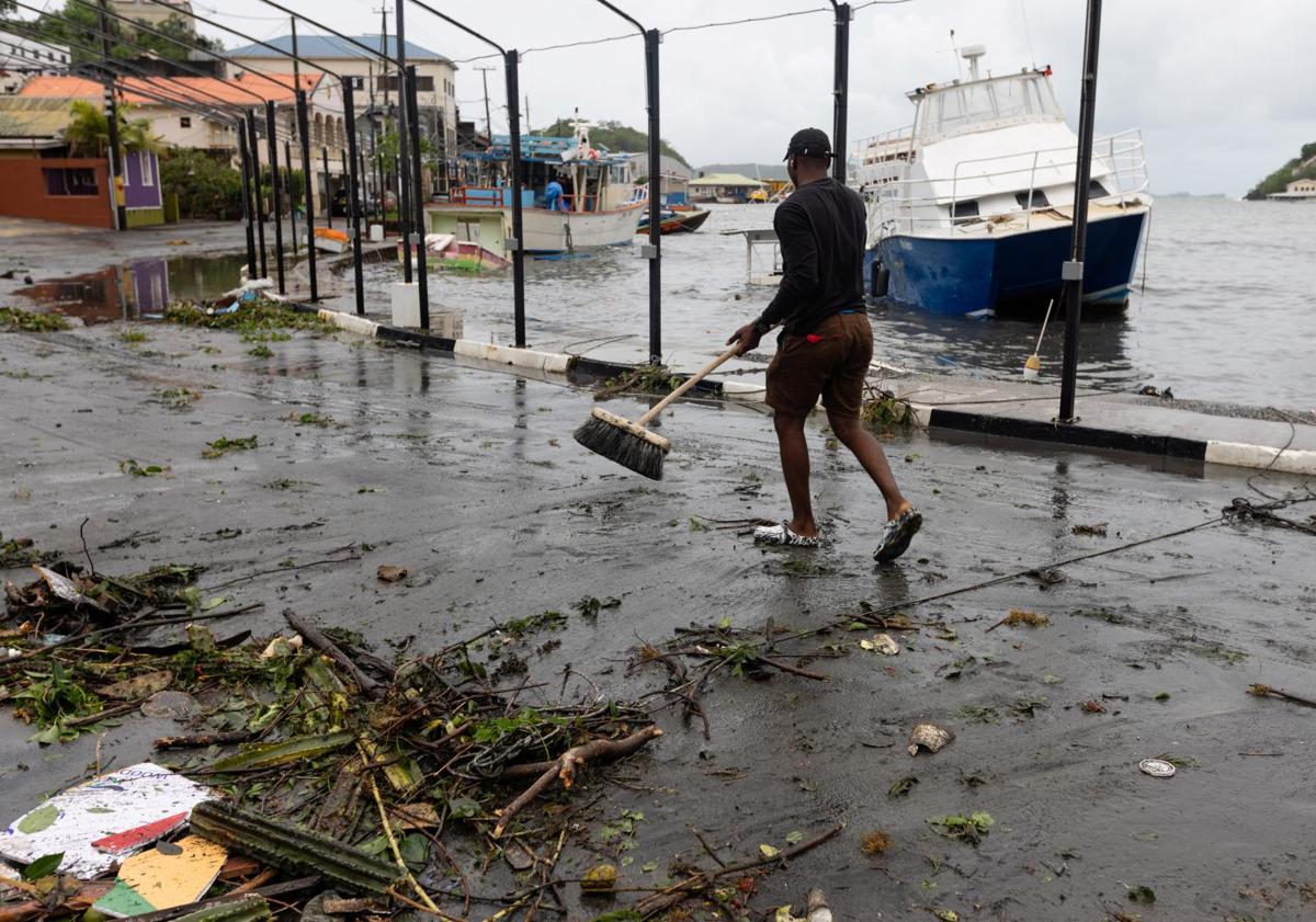 Imagen principal - Destrozos causados por 'Beryl' en Jamaica y la isla de Granada.