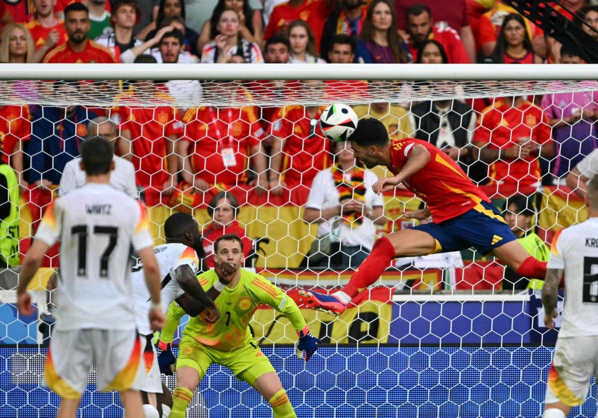 Imagen del cabezazo de Mikel Merino para dar el triunfo a España.